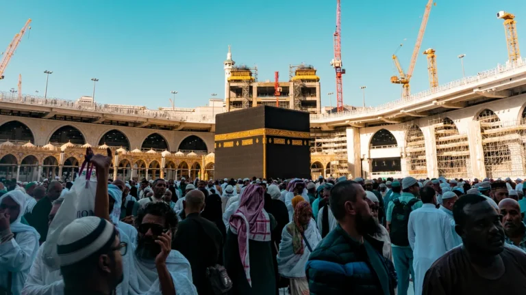 Pélerins devant la kaaba à La Mecque